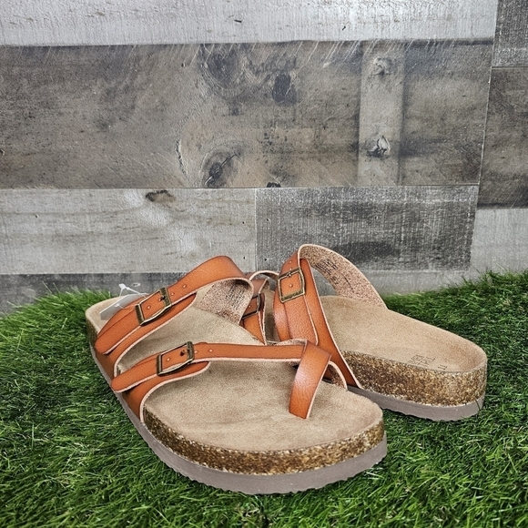 Time and Tru Sandals - Picture 1 of 7